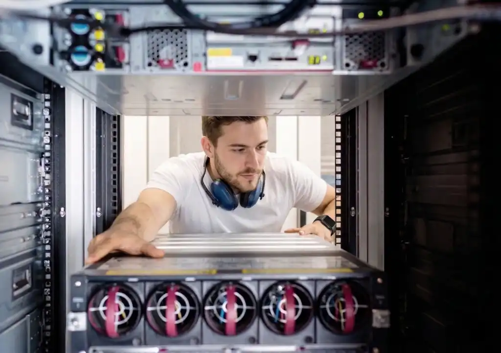 Online Sunucu TIER 3 veri merkezi kabin ve teknik personel